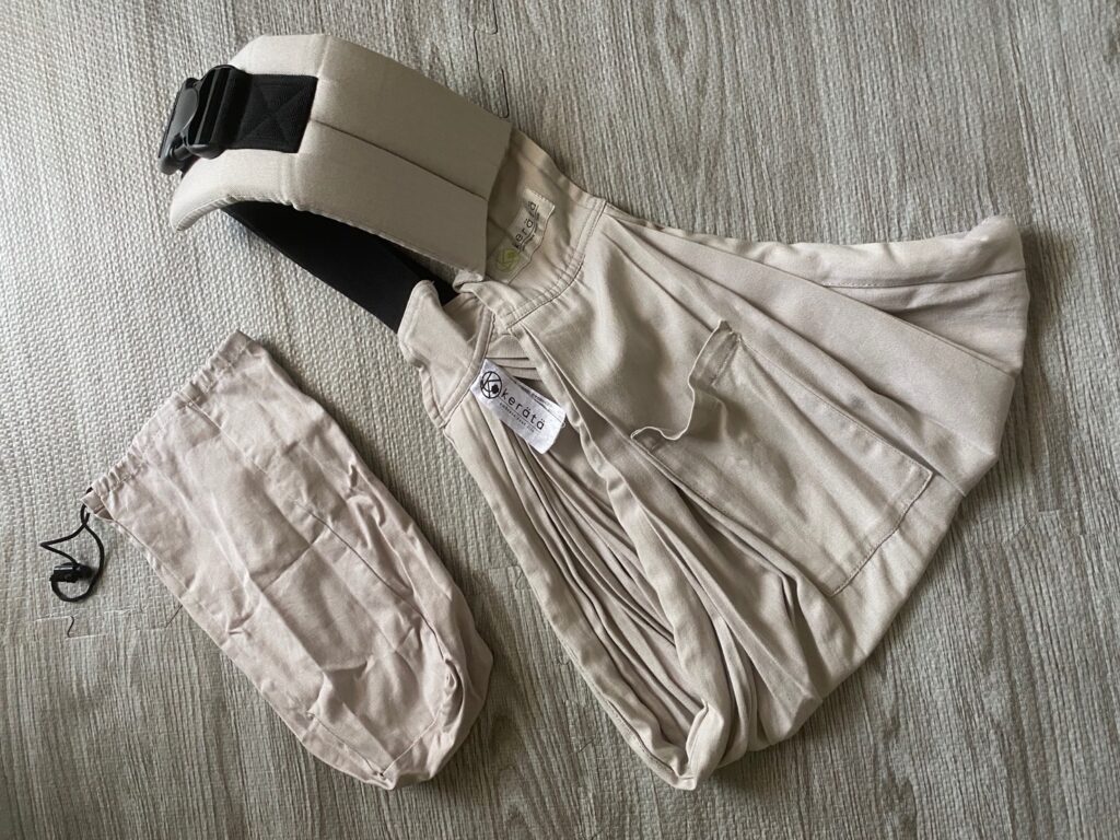 ケラッタのリングスリング本体と収納袋を床に広げて撮影した写真