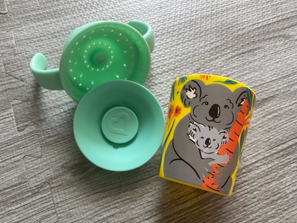 ミラクルカップの本体とフタを外した状態。かわいいコアラ柄のカップが分かる写真