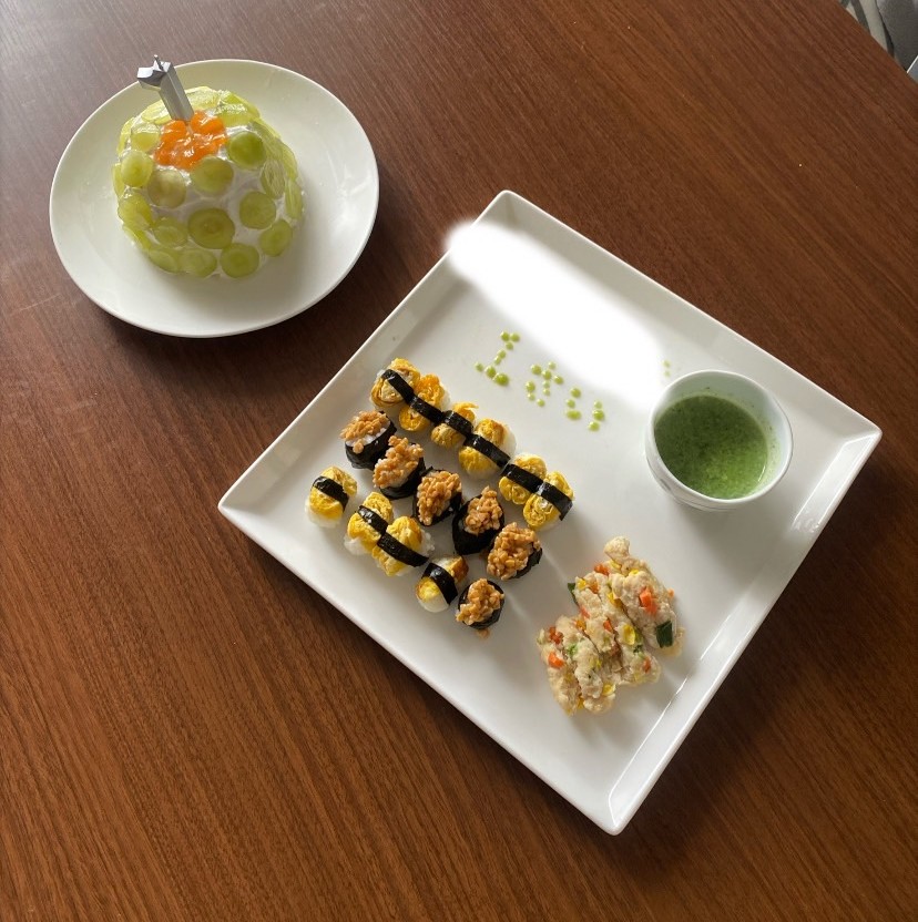 1歳誕生日の手作りプレート。卵の赤ちゃん寿司やスープ、フルーツケーキが並ぶ