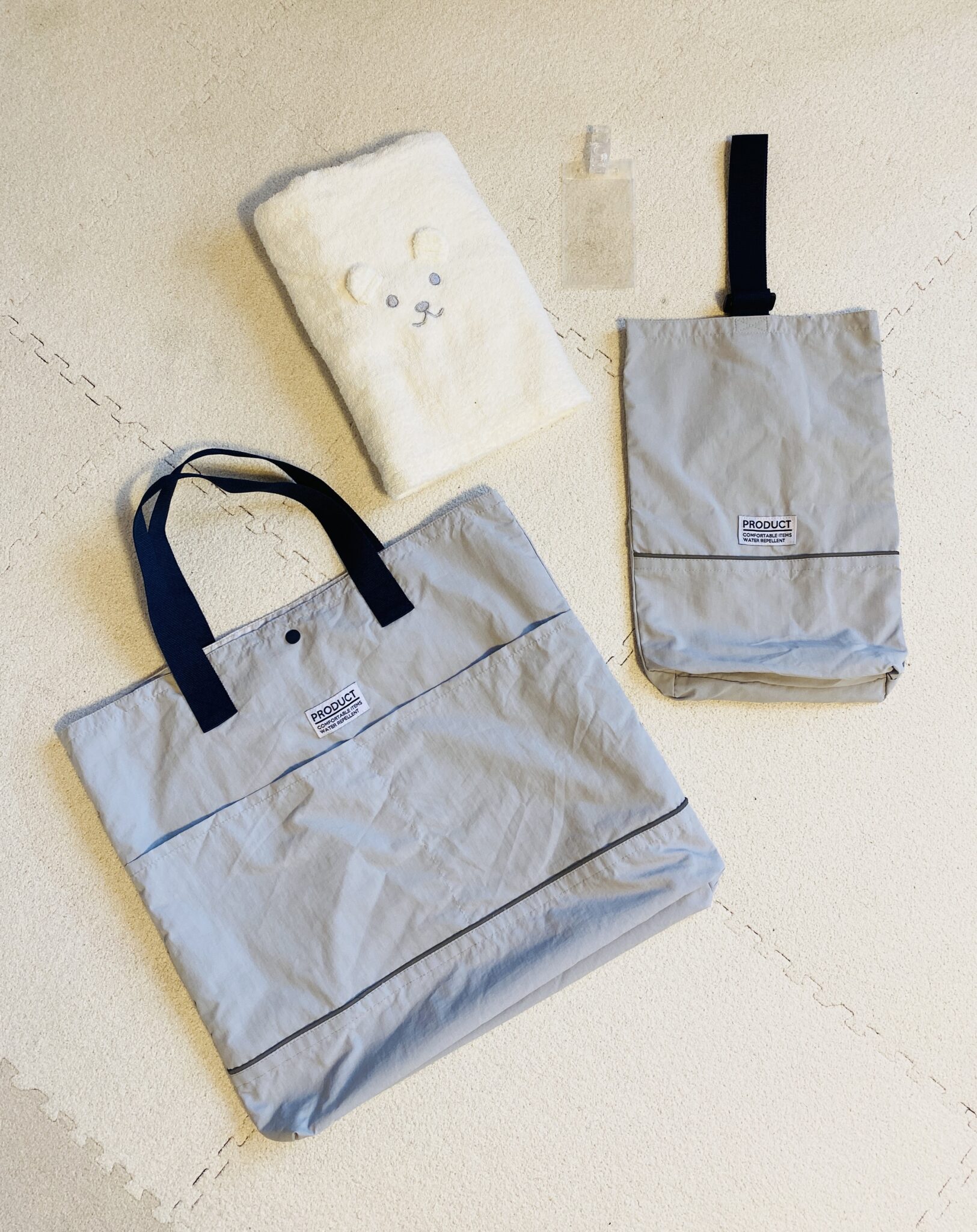 誰でも通園制度の体験記の表紙用に、保育園バッグとシューズケース、氏名札を並べたフラットレイ