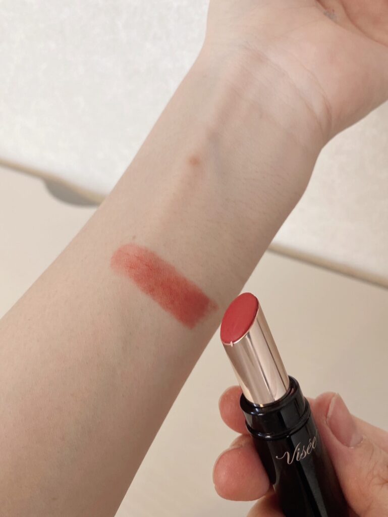 腕に引いたヴィセ「アーバンピーチ」のスウォッチ。青み肌にもなじむベージュ