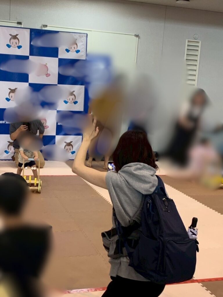 カタカタレース会場で母が手を振って声援しながら撮影している様子