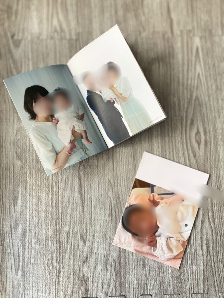 みてねフォトブックライトの薄型冊子を両開きにして平置きしている様子