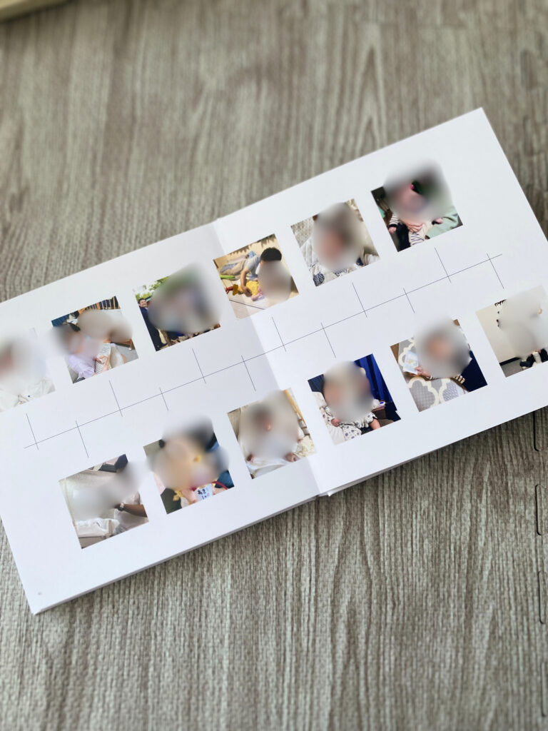 OKURUの正方形アニバーサリーブックの巻末を両開きしているところ