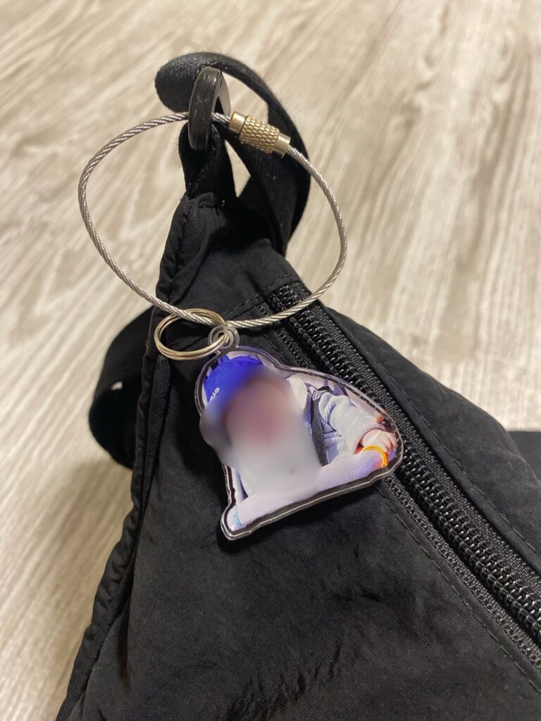 通勤バッグのファスナーに取り付けた我が子アクキー(ACRY)接写