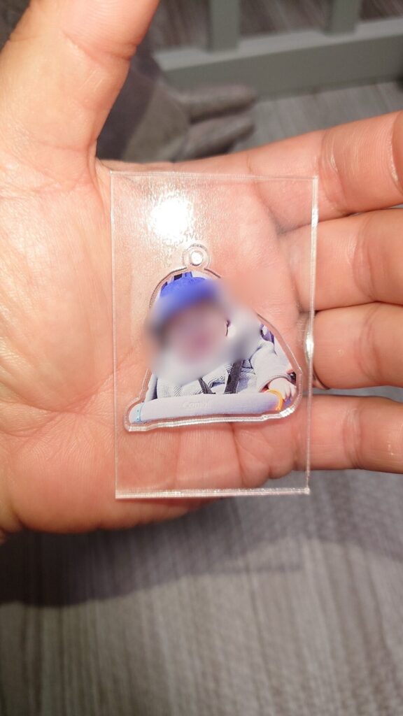 ACRYで作った子どもの写真アクキーを手に持った様子