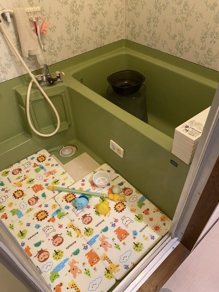 バスマットを3枚敷いた浴室全景。1歳児のワンオペお風呂セット