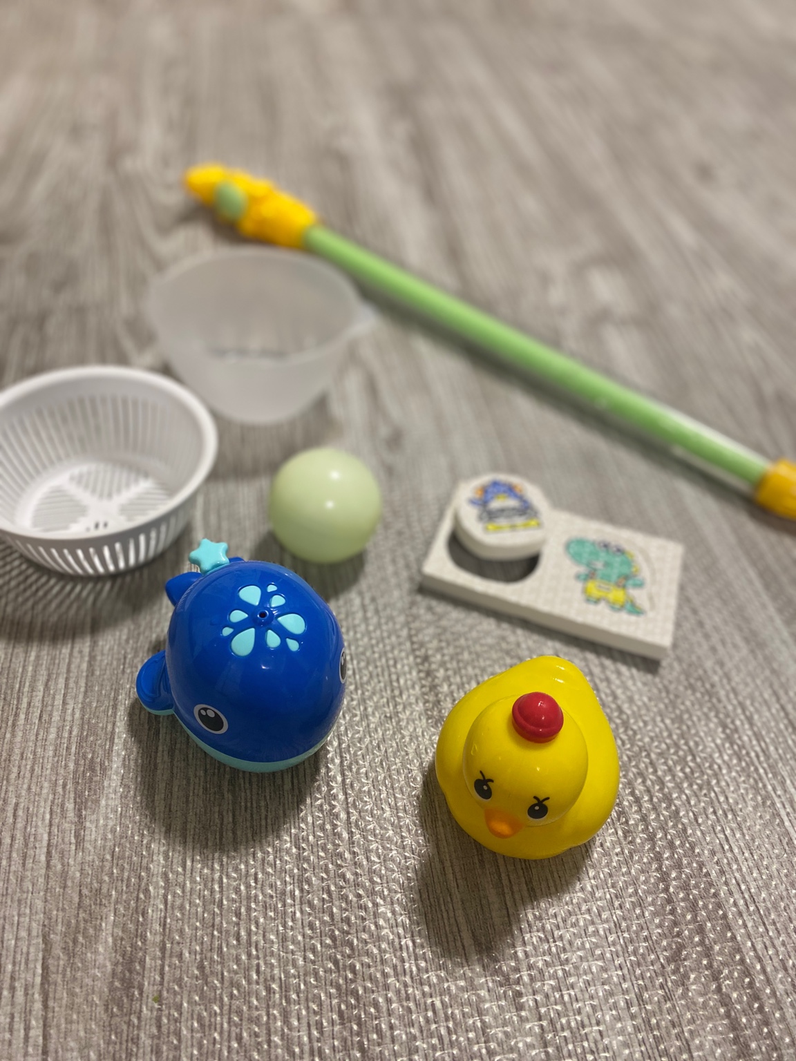 クジラの水鉄砲や小さなザルなど、1歳向けのお風呂おもちゃ一式