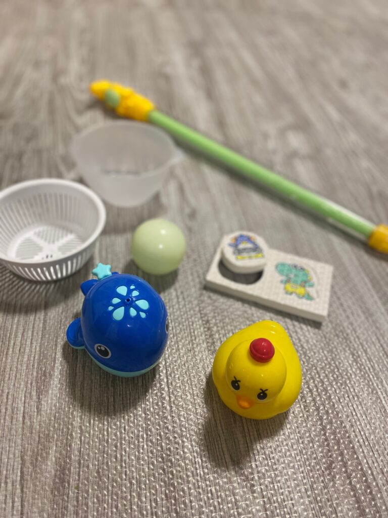 クジラの水鉄砲や小さなザルなど、1歳向けのお風呂おもちゃ一式