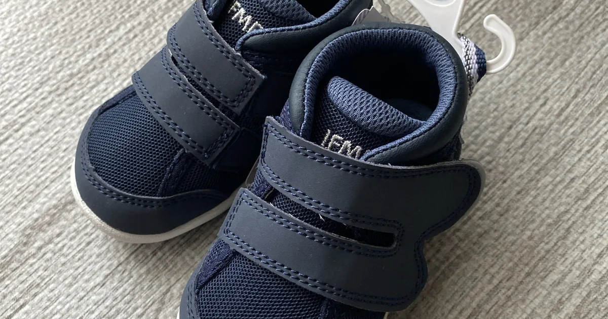 IFMEのネイビーのキッズシューズ（アイキャッチ用横長）