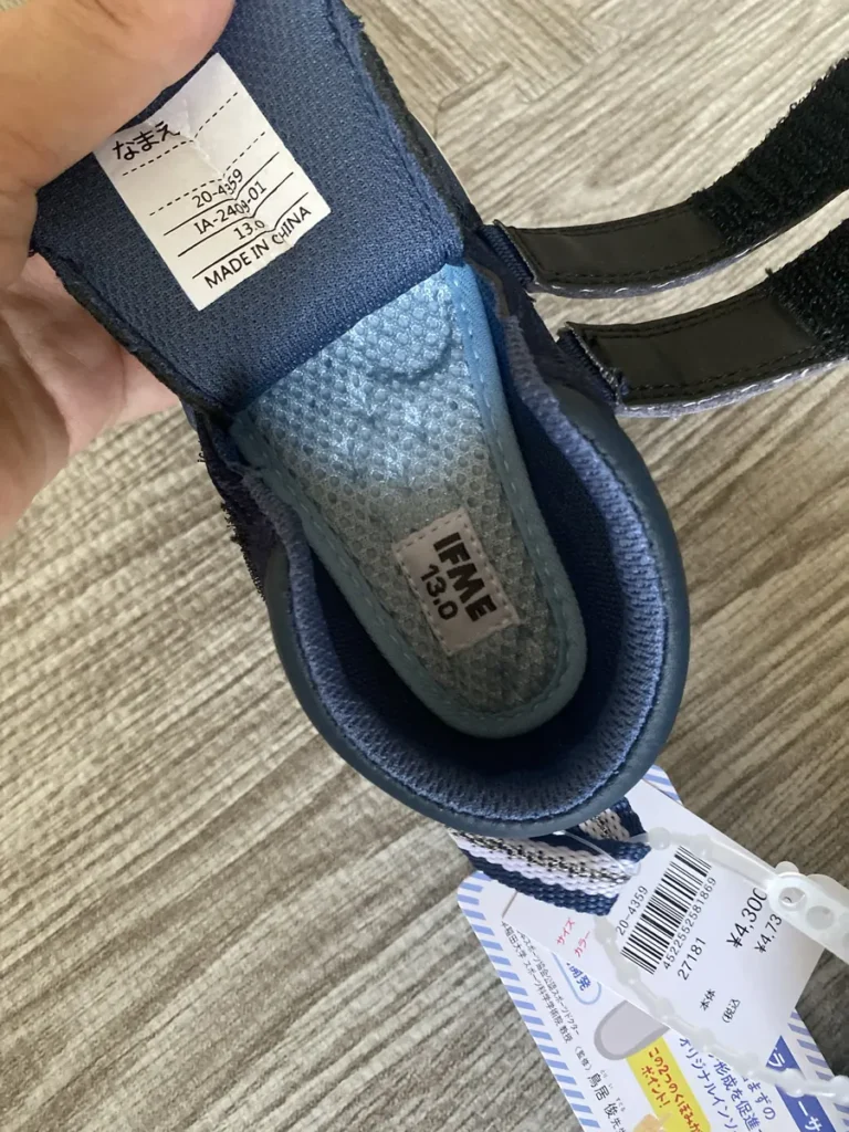 IFME 13.0cmの中敷きとネームタグのクローズアップ