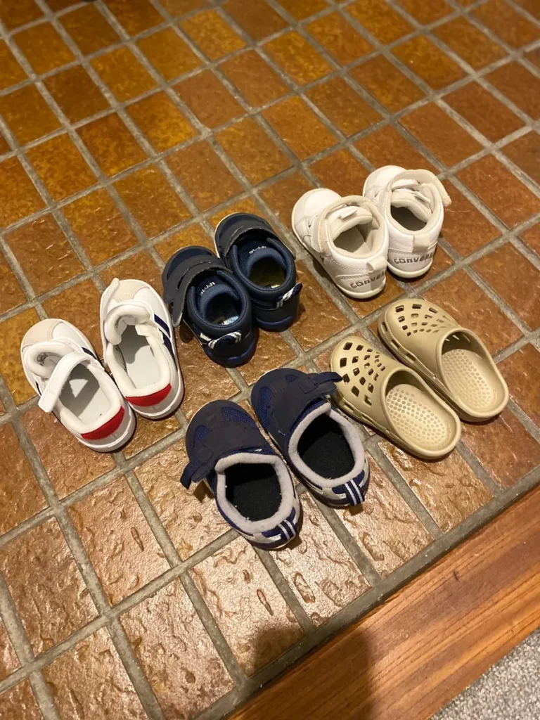 玄関に並べた子ども靴の比較写真(IFME・CONVERSEなど)