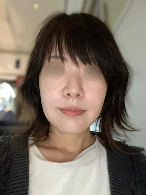 プロのメイク後の顔写真（After）ツヤ感のあるコーラルメイク