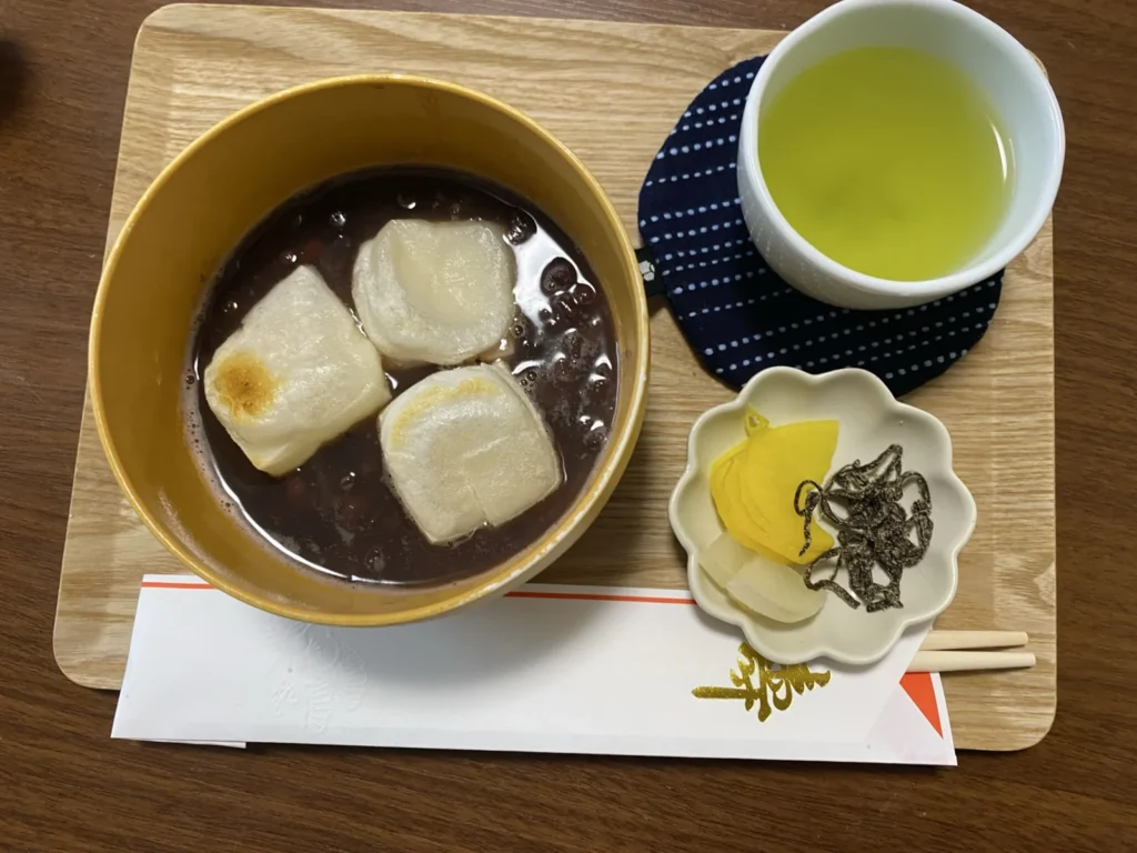 鏡開きの日に家族でいただいたぜんざい。焼いたお餅と小豆、甘いものとしょっぱいものを一緒に楽しむお正月の食卓