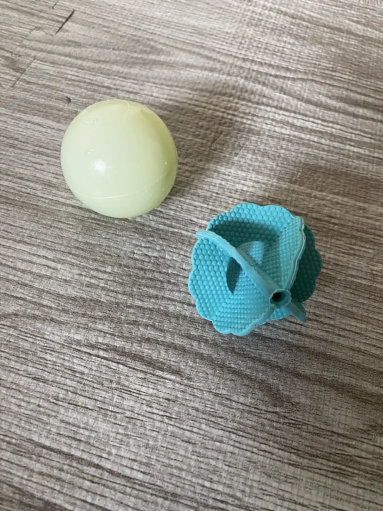 ダイソーで購入した軽いボールと洗濯ボール。浮く・沈む動きが楽しいお風呂遊び