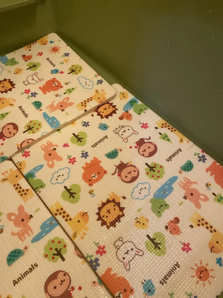 西松屋で購入した動物柄の子ども用バスマット。ワンオペお風呂で足元が滑りにくく安心